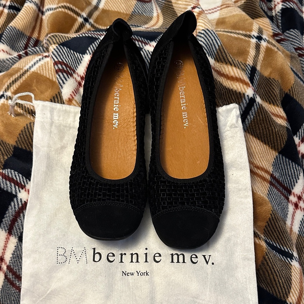 bernie mev. Women's Textured Black Flats 39/8w suede